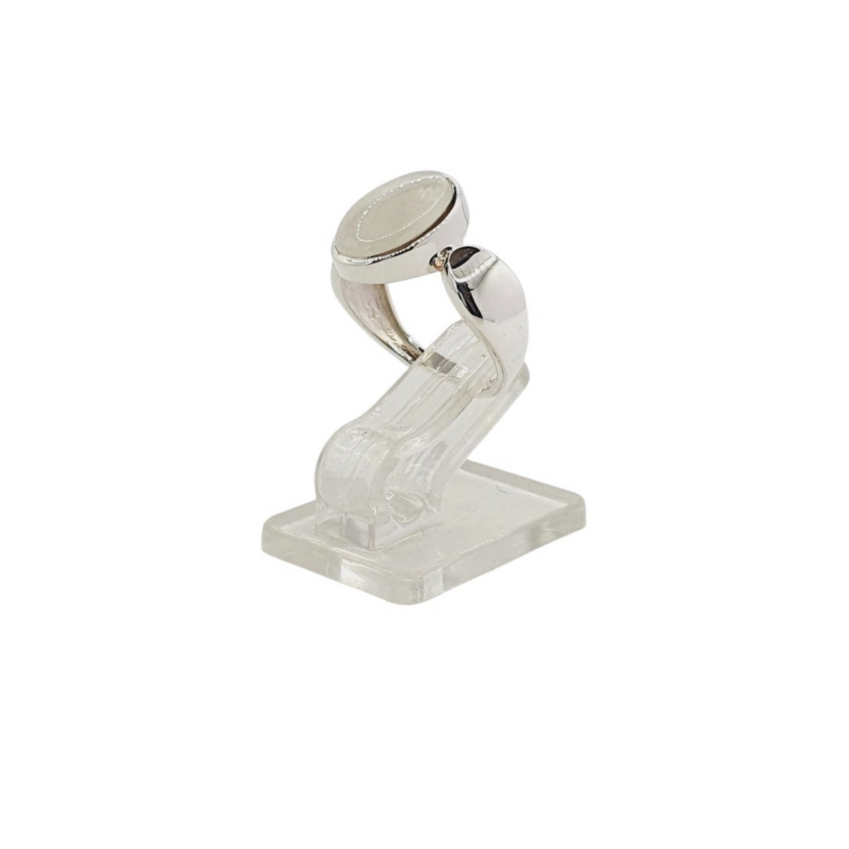 Anillo oval con engaste decorado